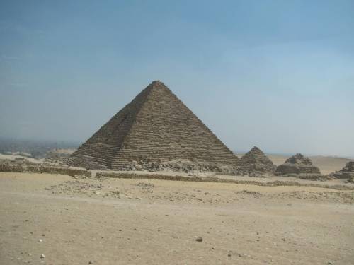 Пирамида Микерина море обои для рабочего стола. Величественная пирамида Микерина является самой молодой в комплексе пирамид Гизы.