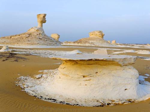 Обои для рабочего стола - Белая пустыня. Снег в пустыне Египта обои, картинки.